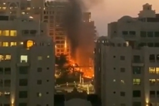 Khách sạn biểu tượng tại Dubai bốc cháy sau loạt tấn công tên lửa | Znews.vn