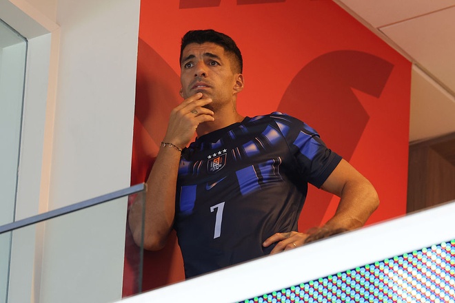 Suarez lặng người trên khán đài, CĐV Uruguay tiếc nuối | Znews.vn