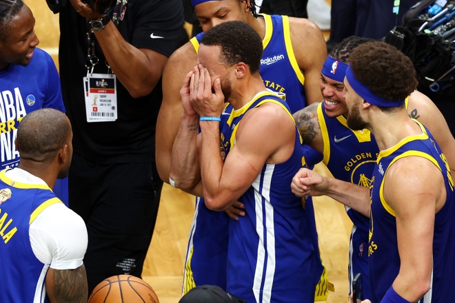 Stephen Curry kh&oacute;c trong ng&agrave;y đi v&agrave;o lịch sử NBA | Znews.vn