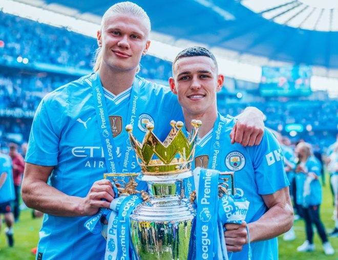 Con trai Foden gây chú ý trong lễ nâng cúp của Man City - Thể thao