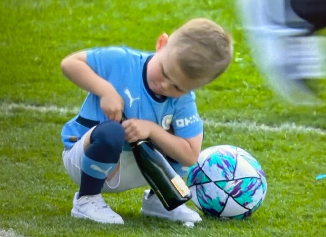 Con trai Foden gây chú ý trong lễ nâng cúp của Man City - Thể thao