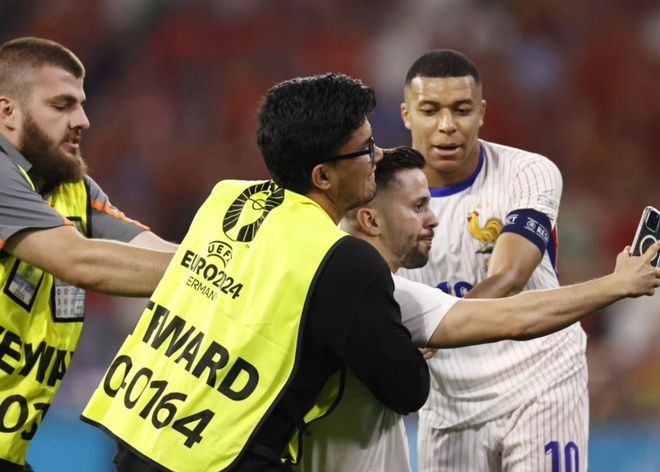 Mbappe tươi cười, chụp hình với fan dù đội đang thua - Thể thao