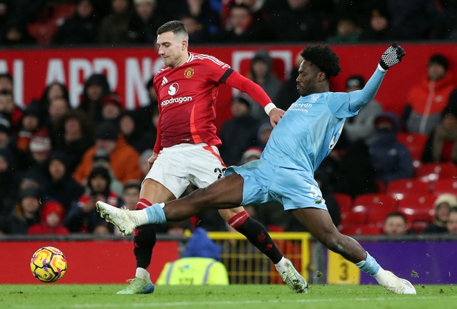 Tin Dalot chỉ khiến Manchester United sụp đổ - Thể thao