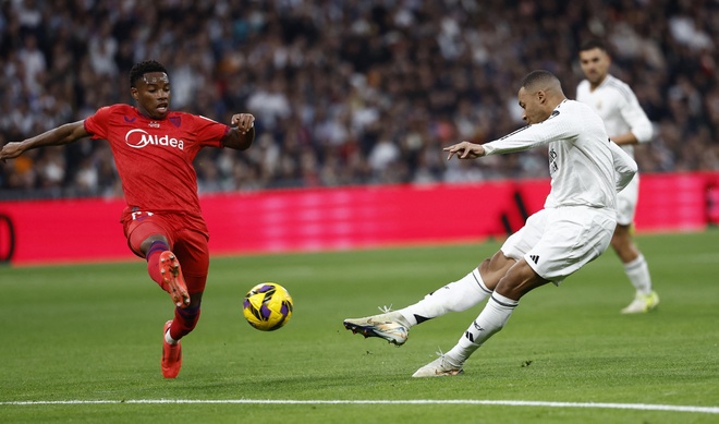Cú sút xa của Douglas Costa đã mở đầu cho một trận đấu nhiều cảm xúc