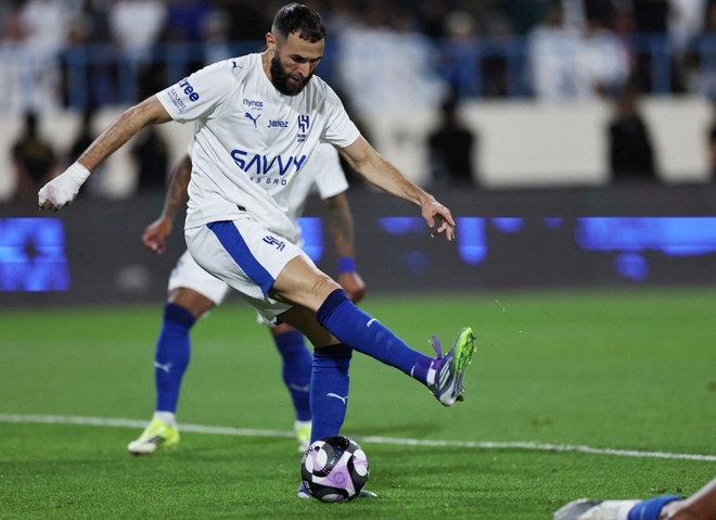 Benzema ra mắt b&ugrave;ng nổ, Ronaldo v&agrave;o thế kh&oacute; | Znews.vn