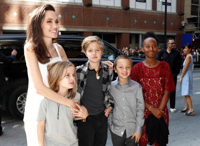 Ái nữ nhà Angelina Jolie và Brad Pitt thay đổi diện mạo ở tuổi 18 -  Lifestyle