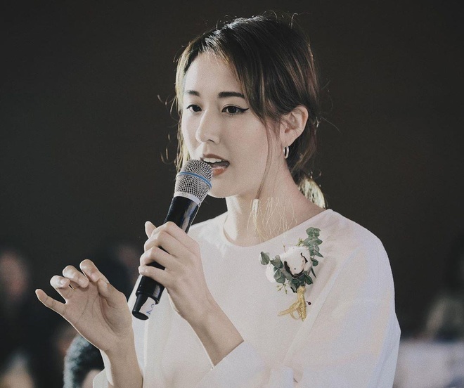 Julia Đoàn với phụ kiện từ Floralpunk