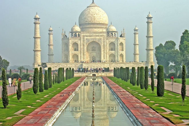 1. Taj Mahal  ở Agra, Ấn Độ: Đây là một lăng mộ vĩ đại được lát bằng đá cẩm thạch trắng, được xây dựng từ 1632-1653 theo lệnh của Hoàng đế triều Mughal, Shah Jahan, để tưởng nhớ người vợ ông yêu mến. Taj Mahal là một trong những ngôi đền được bảo quản tốt nhất và có kiến trúc đẹp nhất thế giới, một trong những kiệt tác của kiến trúc Mughal và là một kỳ quan tuyệt vời của Ấn Độ. Ngoài lăng mộ bằng đá cẩm thạch trắng với mái vòm tuyệt đẹp, nơi đây còn nổi tiếng với nhiều khu vườn, tòa nhà đẹp mắt với hồ nước lấp lánh.