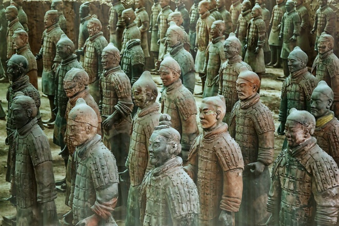 2. Đội quân đất nung: Đây là lăng mộ của Tần Thủy Hoàng, Hoàng đế đầu tiên của triều đại nhà Tần, người đã đánh bại tất cả các nước khác và thống nhất Trung Quốc. Ngôi mộ của Hoàng đế không được khai quật nhưng khu vực quân đội đất nung được chôn gần đó đã trở thành điểm đến hàng đầu tại Trung Quốc. Người ta ước tính trong ba hố chứa có hơn 8.000 binh sĩ, 130 xe ngựa vơi 520 con ngựa và 150 kỵ binh ngựa, phần lớn trong số đó vẫn đang bị chôn vùi. Mỗi chiến binh mang một khuôn mặt và người ta suy đoán đó là dựa vào những khuôn mặt của người còn sống. 