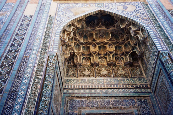 3. Shah-i-Zinda: Shah-i-Zinda là một trong những lăng mộ nổi tiếng nhất Trung Á, nằm phía đông bắc Uzberkistan. Đây là công trình có lối kiến trúc phức tạp kết nối bằng các mái vòm. Công trình được bắt đầu xây dựng vào thế kỷ 11-12 và hầu hết hoàn thành vào thế kỷ 14-15. Shah-i-Zinda có nghĩa là “vị vua sống” dựa theo truyền thuyết về Kusam ibn Abbas, người anh em họ của nhà tiên tri Muhammad. Theo truyền thuyết, ông bị chặt đầu nhưng lại đứng lên cầm đầu và đi xuống giếng sâu (Garden of Paradise), nơi người ta tin ông vẫn còn sống cho đến nay.
