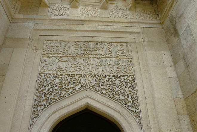 4. Lăng mộ Shirvanshahs: Lăng mộ này là một phần của cung điện Shirvanshahs, tượng đài lớn nhất được xây dựng theo lối kiến trúc Azerbaijan, nằm ở nội thành Baku. Bên cạnh lăng Shirvanshahs, cung điện còn bao gồm các tòa nhà chính, một sảnh nhỏ bằng đá, hầm chôn cất, nhà thờ Hồi giáo và một phòng tắm. Lăng mộ có hình chữ nhật với mái vòm lục giác bên trên trần, được trang trí bên ngoài bằng các ngôi sao đối xứng. Sultan Khalilullah cho xây dựng lăng mộ này làm nơi an táng cho mẹ và con trai mình trong thế kỷ 15. 