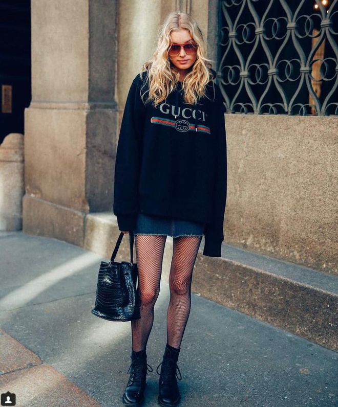 Cách phối đồ với quần tất lưới màu đen mỏng mặc mùa đông vô cùng sành điệu  | Winter skirt outfit, Denim skirt outfit winter, Denim mini skirt outfit