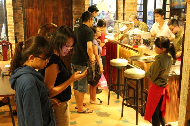 Xếp hàng mua cà phê ăn luôn cốc giá 10.000 đồng ở Sài Gòn - Kinh doanh 