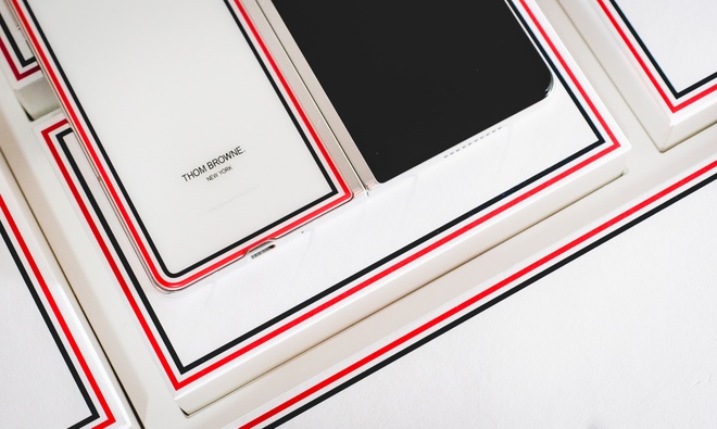 Mở hộp Galaxy Z Fold5 Thom Browne: Bán giới hạn chỉ 100 bản, giá 86 triệu  nhưng có tiền chưa chắc mua được