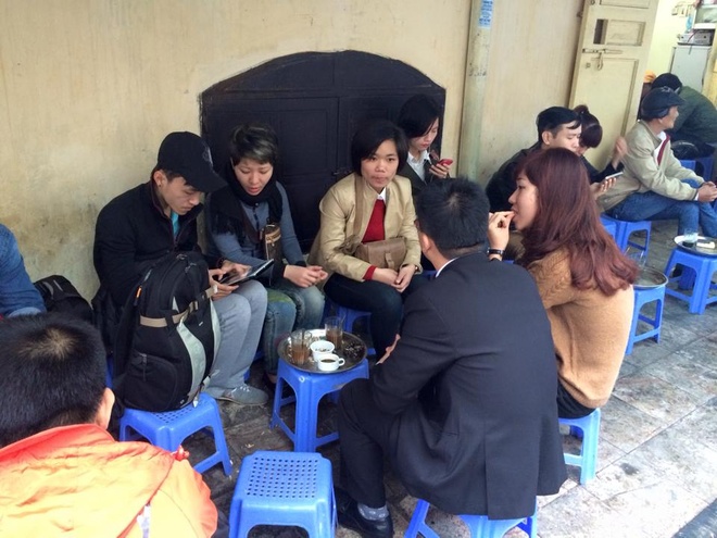 Sáng mùng 1 Tết, nhiều bạn trẻ đã tập trung tại một quán cà phê trên phố Tạ Hiện để  chúc nhau những lời chúc tốt đẹp nhất. Ảnh: Anh Tuấn.