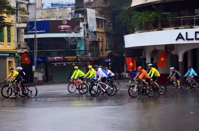 Những người mê xe đạp dạo quanh hồ Hoàn Kiếm từ sáng sớm. Ảnh: Anh Tuấn.