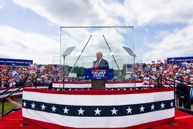 Ông Trump 'tái xuất' sau lớp kính chống đạn | Znews.vn