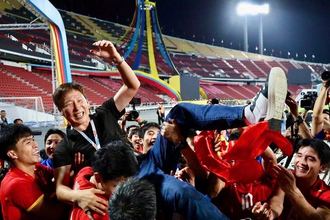 Truyền thông xứ Hàn: HLV Kim Sang-sik đã vượt qua HLV Park Hang-seo |  Znews.vn