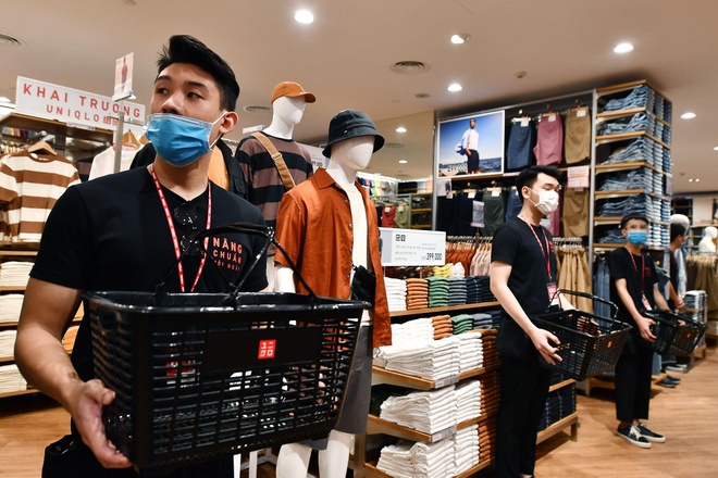 Uniqlo khai truong cua hang dau tien tai Ha Noi anh 8