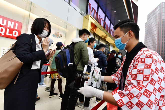 Uniqlo khai truong cua hang dau tien tai Ha Noi anh 17