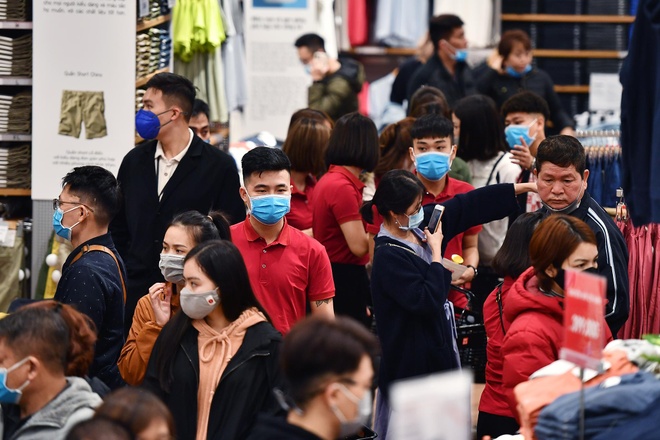 Uniqlo khai truong cua hang dau tien tai Ha Noi anh 12