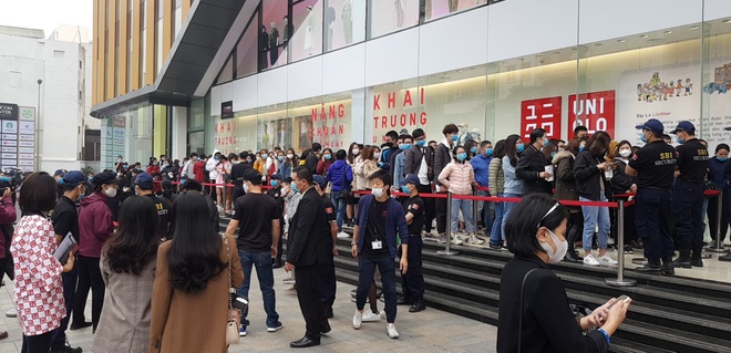 Uniqlo khai truong cua hang dau tien tai Ha Noi anh 24