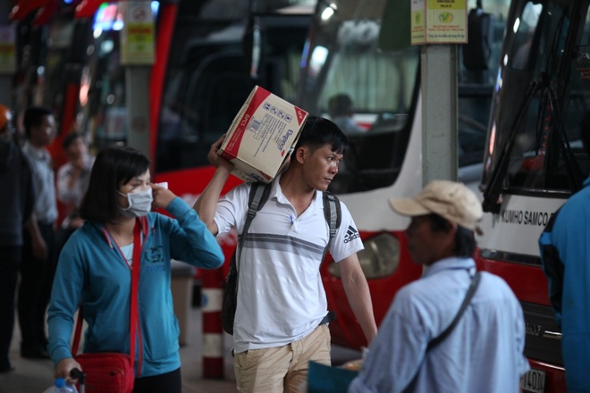 Nguoi dan xep hang ve que don Tet anh 13