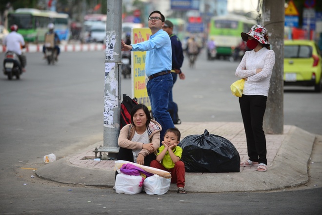 Nguoi dan xep hang ve que don Tet anh 7