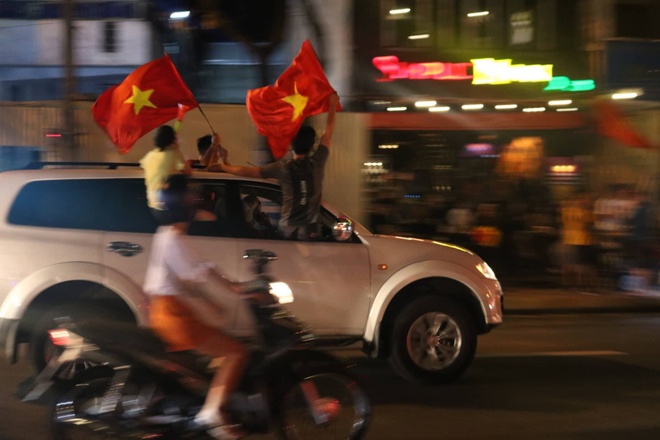 Nguoi dan an mung chien thang tuyen Olympic VN anh 10