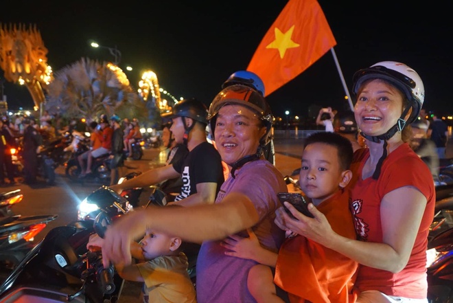 Nguoi dan an mung chien thang tuyen Olympic VN anh 7