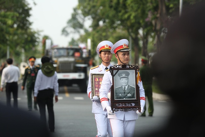 dua tang dai tuong Le Duc Anh anh 13