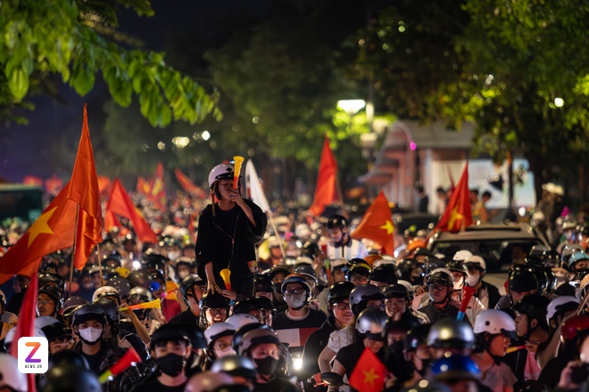 CĐV 'đi bão' xuyên đêm ở TP.HCM khi U23 Việt Nam vào bán kết | Znews.vn
