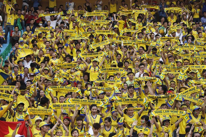 Những sắc màu như CĐV châu Âu trên khán đài V.League | Znews.vn