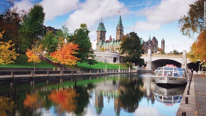 Kênh Rideau: Đây là con kênh lịch sử được xây dựng vào đầu thế kỷ 19, bao gồm một chuỗi sông ngòi kênh rạch trải dài 202 km từ Kingston tới Ottawa. Vào mùa đông, một đoạn dài 7,8 km của kênh Rideau đóng băng, nên được biến thành sân trượt băng phục vụ mọi người. 