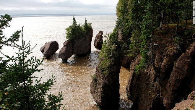 Những vách đá Hopewell ở Vịnh Fundy: Vịnh Fundy ở bờ Đại Tây Dương của Canada là nơi có thủy triều cao nhất trên thế giới. Kết quả là nó đã tạo nên kỳ quan về những vách đá Hopewell được tạo thành bởi sự sói mòn của thủy triều, chìm ngập trong nước 2 lần mỗi ngày. Khoảng cách giữa thủy triều cao nhất và thấp nhất là 6 giờ 13 phút, giữa khoảng thời gian đó du khách có thể dạo chơi dưới đáy biển.
