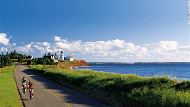 Đảo Hoàng tử Edward: Đây là tỉnh nhỏ nhất của Canada, Đảo Hoàng tử Edward đã sớm nổi tiếng do xuất hiện trong cuốn tiểu thuyết “Anne of green gables” năm 1908. Hiện nay Đảo Hoàng tử Edward còn nổi tiếng hơn khi có rất nhiều bãi biển đẹp, hải sản tươi ngon, những kiến trúc lịch sử, và cả những vách đá đỏ hay được nhắc đến trong cuốn tiểu thuyết.