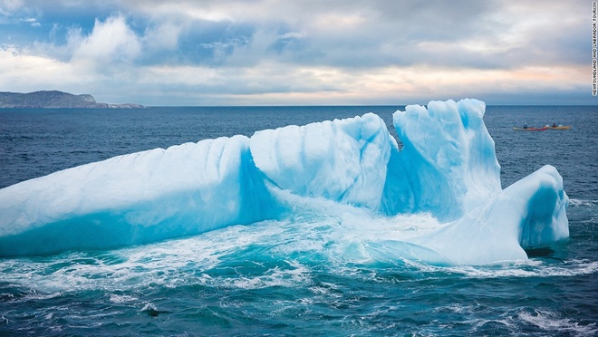 Bán đảo Avalon: Những núi băng trôi thường xuyên xuất hiện tại tỉnh Newfoundland và Labrador, vào một ngày đẹp trời bạn có thể dễ dàng chiêm ngưỡng những núi băng trôi 10.000 tuổi từ nhiều điểm dọc theo bờ biển phía Bắc và phía Đông của tỉnh, trong đó có bán đảo Avalon. Thời gian tốt nhất để bắt gặp những núi băng trôi là vào mùa xuân và đầu mùa hè.