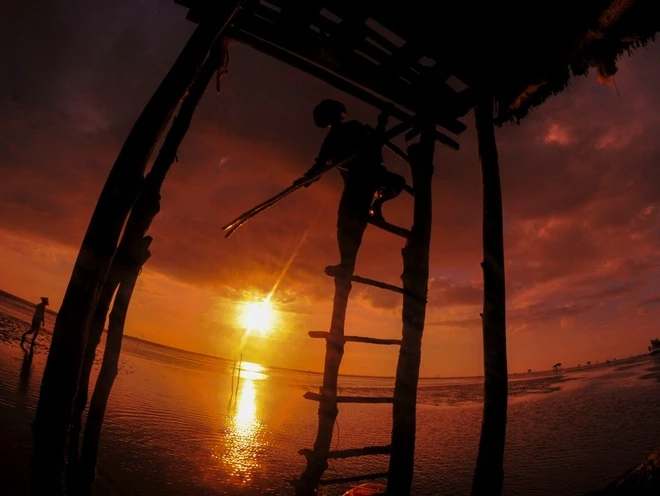 “Quả lòng đỏ trứng gà” tỏa ánh nắng chói chang báo hiệu một ngày mới bắt đầu. Ảnh được thành viên CLB Nhiếp ảnh và Du lịch chụp ở một gác nghêu ở biển Tân Thành – Gò Công, nơi được mệnh danh là ruộng nghêu lớn nhất khu vực miền nam.