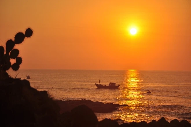 Ghềnh Đá Đĩa – Phú Yên, một trong 3 khu vực có địa chất độc đáo nhất thế giới được tạo thành bởi những dòng nham thạch cổ đại tạo thành những kiến trúc và hình thù kỳ lạ, đây cũng là nơi tập trung nhiều nhiếp ảnh gia đến để sáng tác những bức ảnh tuyệt vời. Nơi đây những dòng thuyền của những ngư dân câu mực đêm cũng là một đề tài thú vị để các nhiếp ảnh gia sáng tác. 