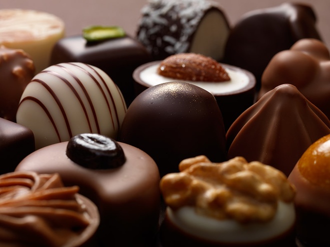 Pralines (Bỉ): Pralines là một loại kẹo sô cô la bên trên có thêm các loại hạt, kẹo, hay xirô. Ảnh: Yfu.