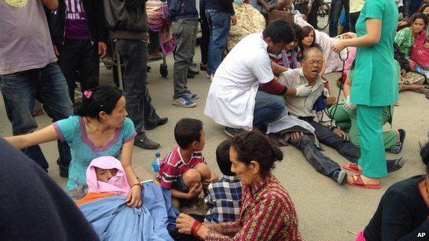 Bác sĩ chăm sóc cho một người bị thương tại Kathmandu.