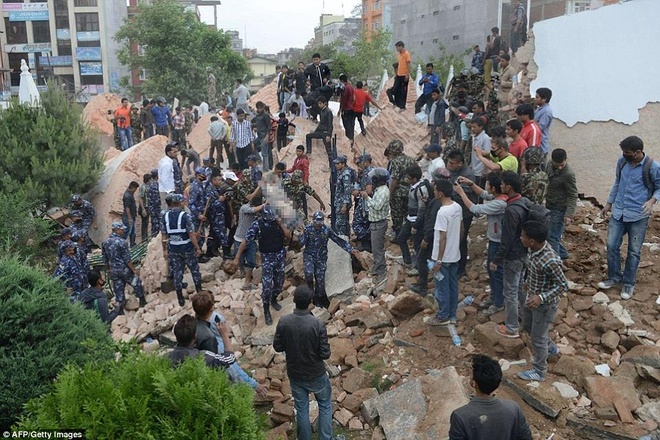 Lực lượng cứu hộ tìm kiếm nạn nhân bị chôn vùi trong tòa tháp cổ Darahara sau động đất. Ảnh: Getty