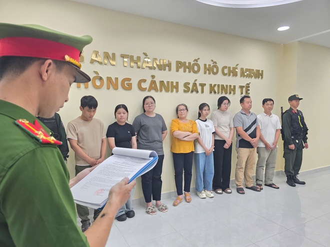 nuoc hoa Chanel,  Gucci gia,  Cong ty Nguyen Huong,  Doanh nghiep Nguyen Huong,  Giam doc Nguyen Huong anh 2 nuoc hoa Chanel,  Gucci gia,  Cong ty Nguyen Huong,  Doanh nghiep Nguyen Huong,  Giam doc Nguyen Huong anh 2
