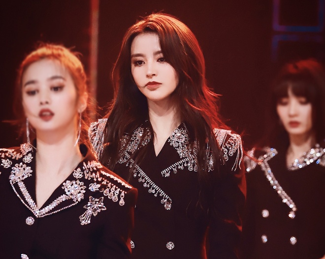 Cô gái sinh năm 1999 nổi tiếng sau một đêm nhờ đôi chân dài thẳng tắp - Âm nhạc