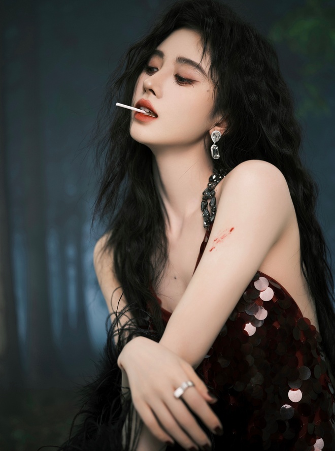 Cúc Tịnh Y với phong cách lạ - Giải trí