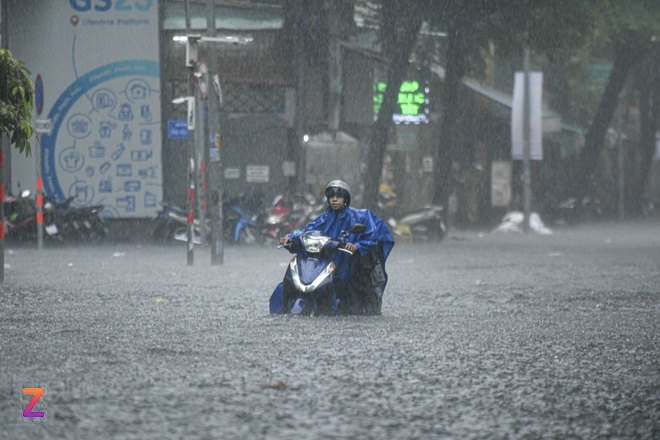 Báo Động Áp Thấp Nhiệt Đới 2025: Di Chuyển Bằng Gì Mới An Toàn?