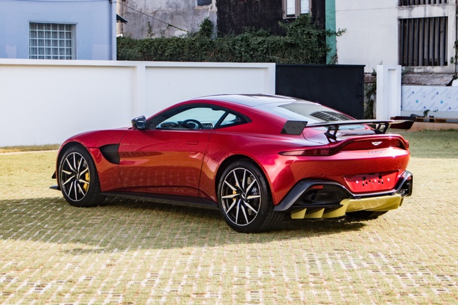 Minh Nhua mua Aston Martin Vantage anh 3
