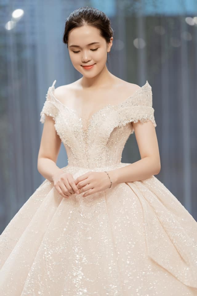 Độc quyền: Hé lộ 2 chiếc váy cưới bạn gái Phan Mạnh Quỳnh diện trong hôn  lễ, chính nam nhạc sĩ lên ý tưởng thiết kế