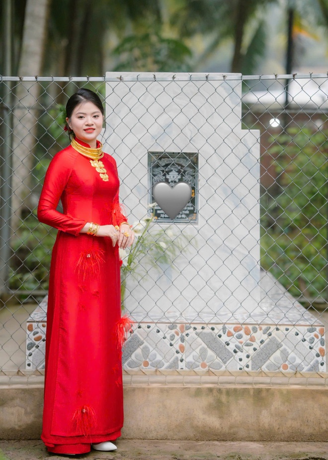 co dau chup ben mo anh 2