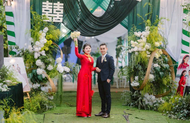 co dau chup ben mo anh 3